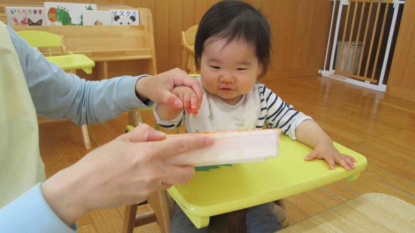 小さいお友だちは指スタンプをしたよ。