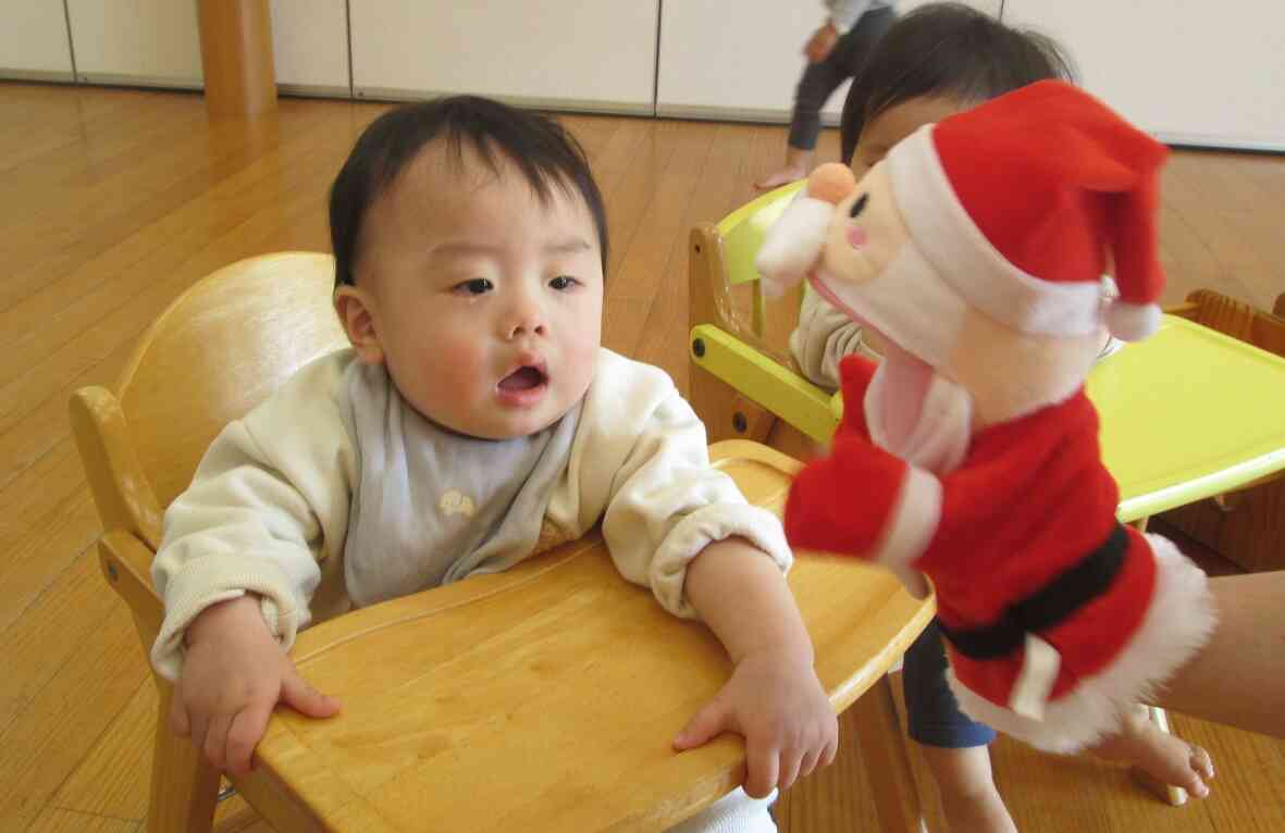 サンタさんのパペットに興味津々！