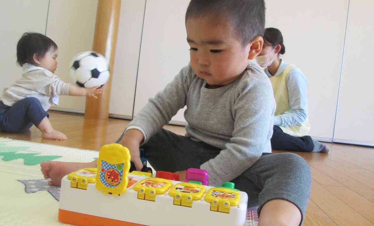 園用にいただいたおもちゃで早速遊びます。
