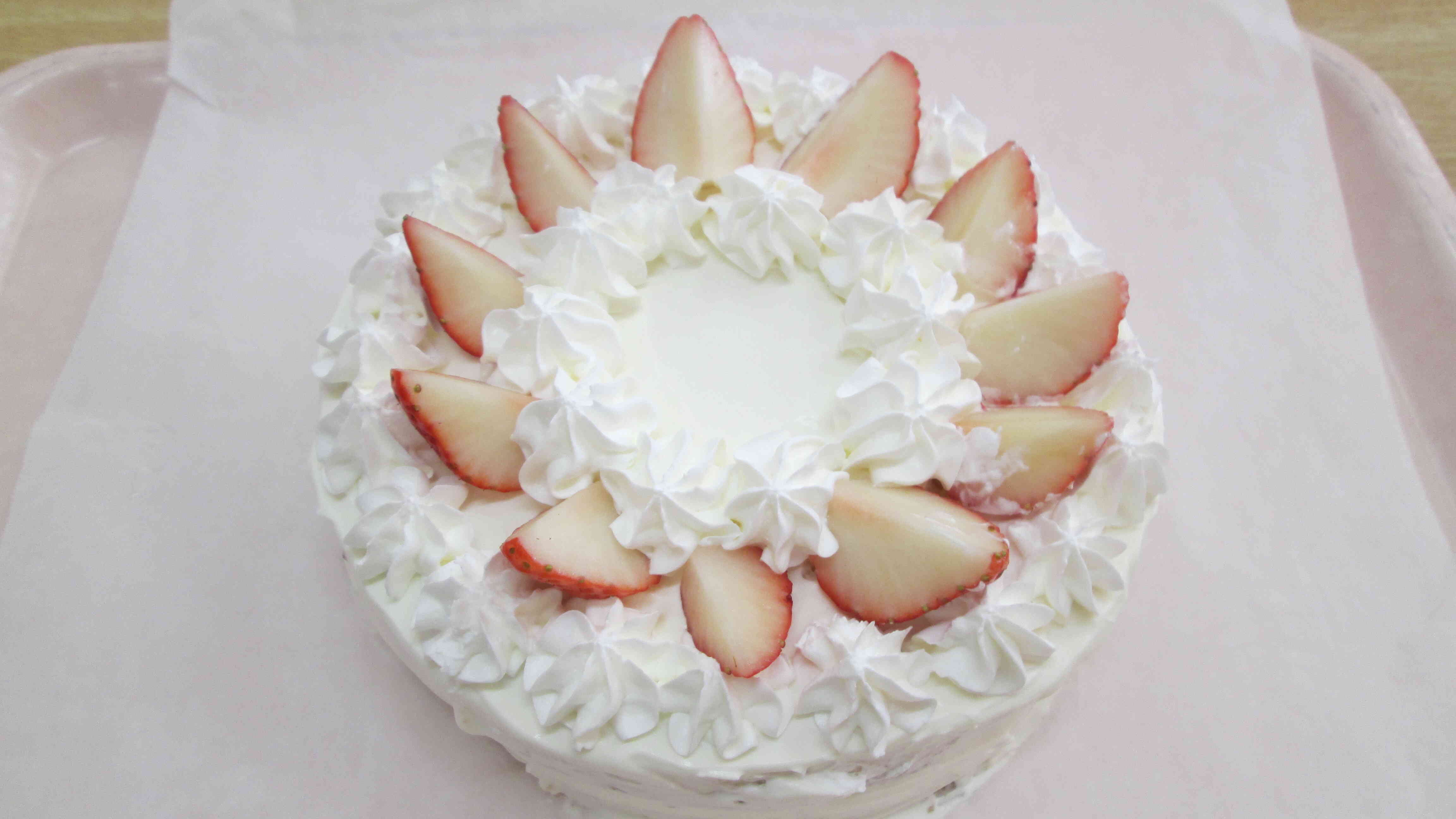 そしておやつには給食先生手作りのケーキが届きました！