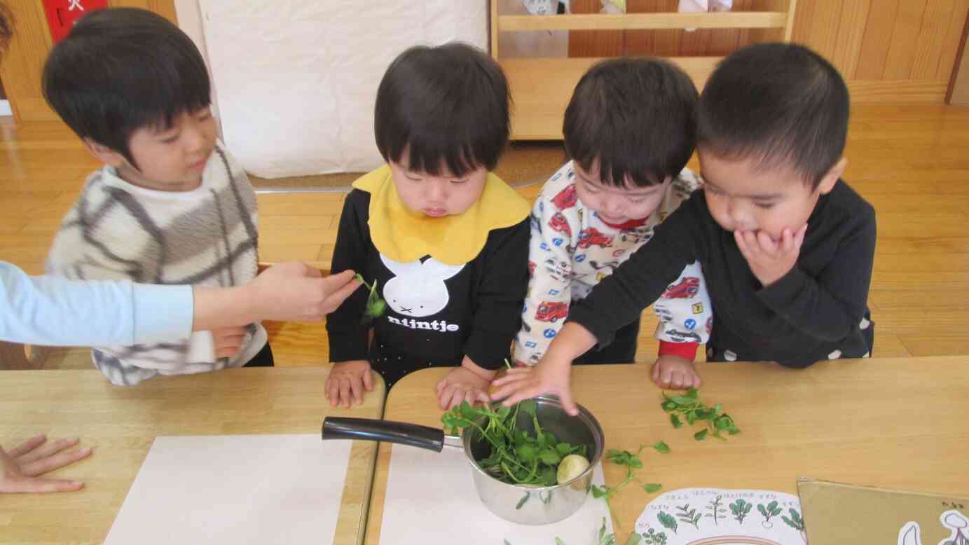 こうやってお鍋にいれてお粥をつくるんだよというお話もしました。今年もみんな元気に過ごせますように！