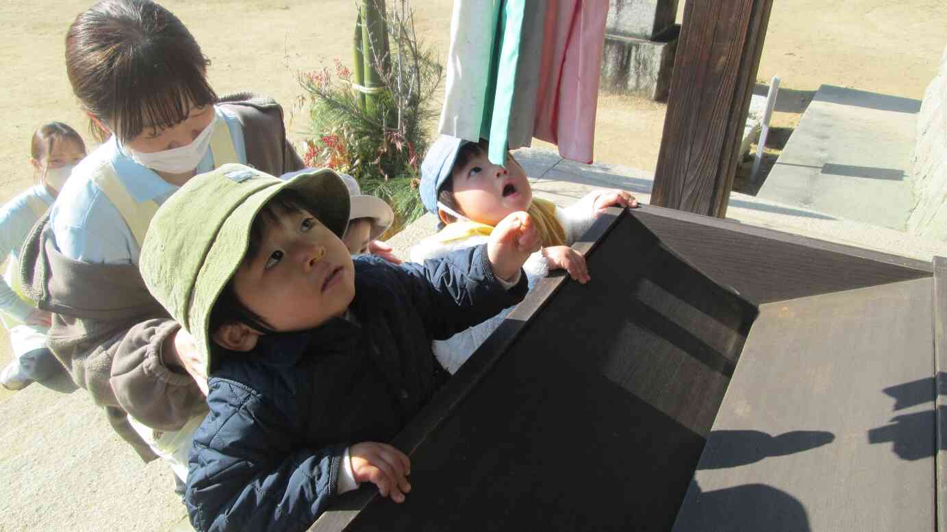 僕も鈴を鳴らしてみるね。