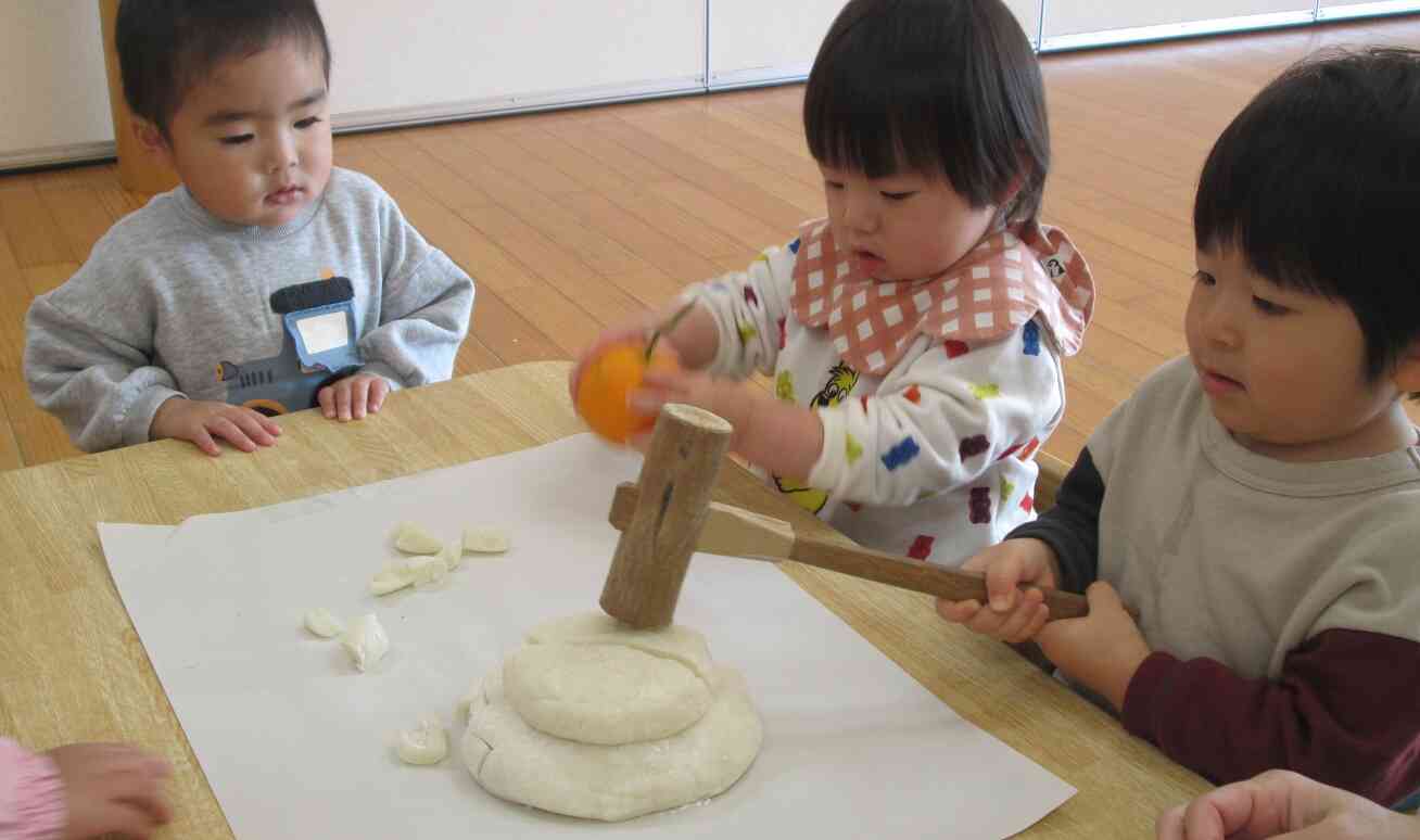 鏡開きを通して「見る・触れる・真似てみる」経験をし、日本の伝統行事が子どもたちの身近な体験として心に残ってくれたらうれしいですね。