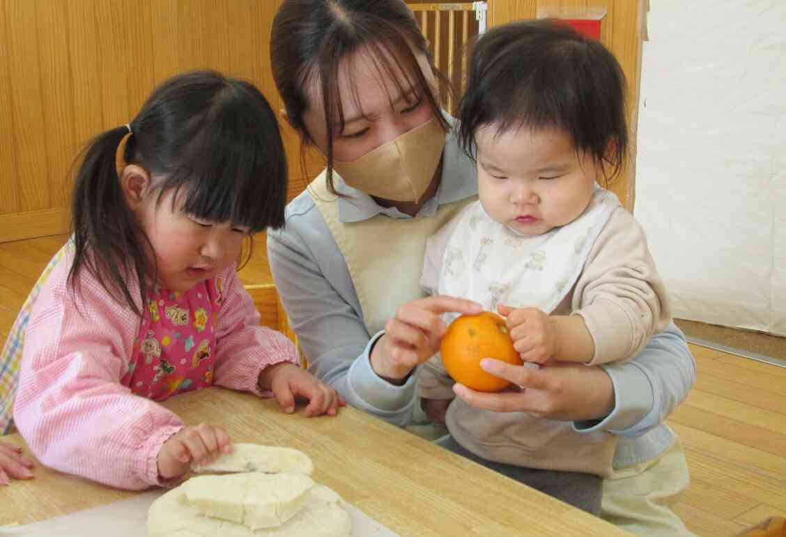 これはオレンジみたいだけど「だいだい」っていうんだよ。「代々」家族が繁栄するという願いに見立てた縁起のよい果物なんだよ。