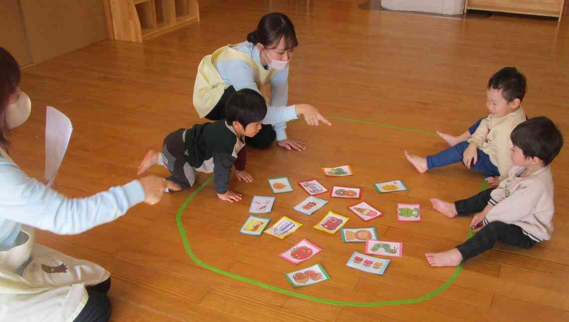 お正月遊び（かるた（絵カード）取り）