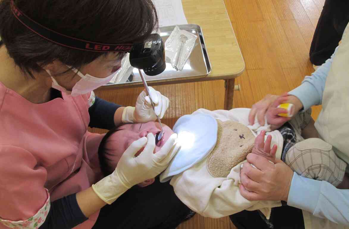 Sくんもはじめての経験です。ちょっぴり涙が出てしまったけど、とってもきれいに磨けているって。