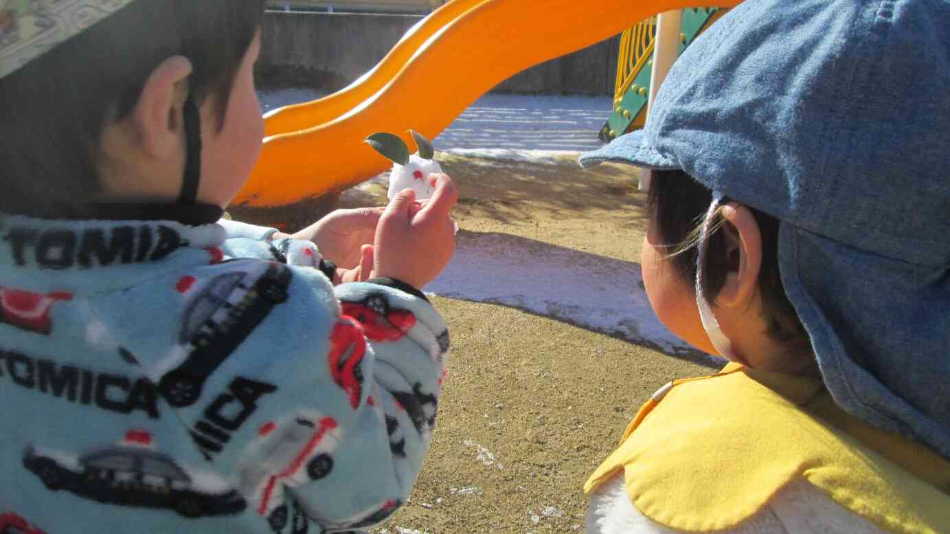 雪が降った日に雪うさぎをつくってもらい、手にとる後ろ姿がとても愛らしかったです。