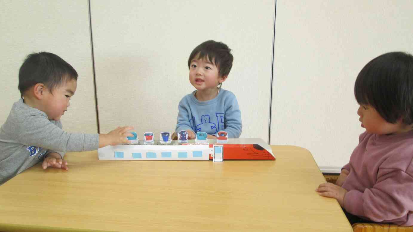 そしてお誕生日おやつは大好きな新幹線のケーキでした。