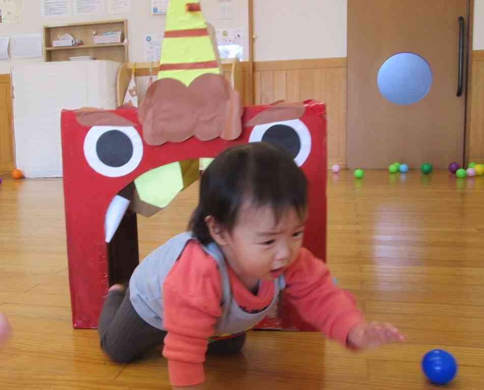 段ボール鬼はトンネルになっているのでくぐるお友だちもいました。