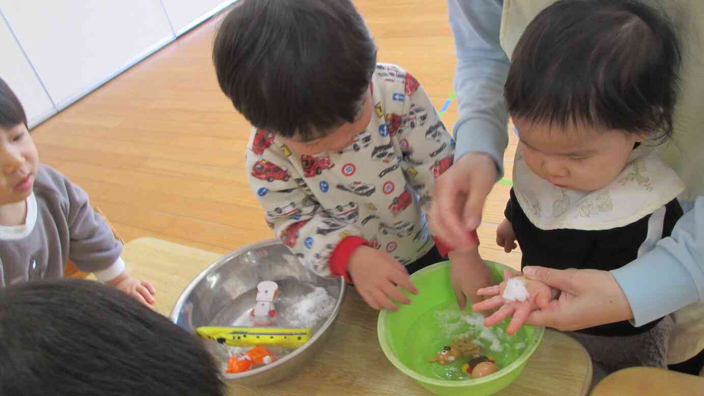 園庭に雪もあったので