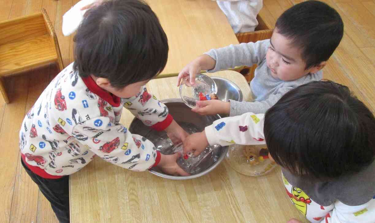 先生があったかいお湯のお風呂を用意してくれたよ。そこに入れるとみるみる溶けて無事にキャラクターたちがでてきました。楽しかったね！