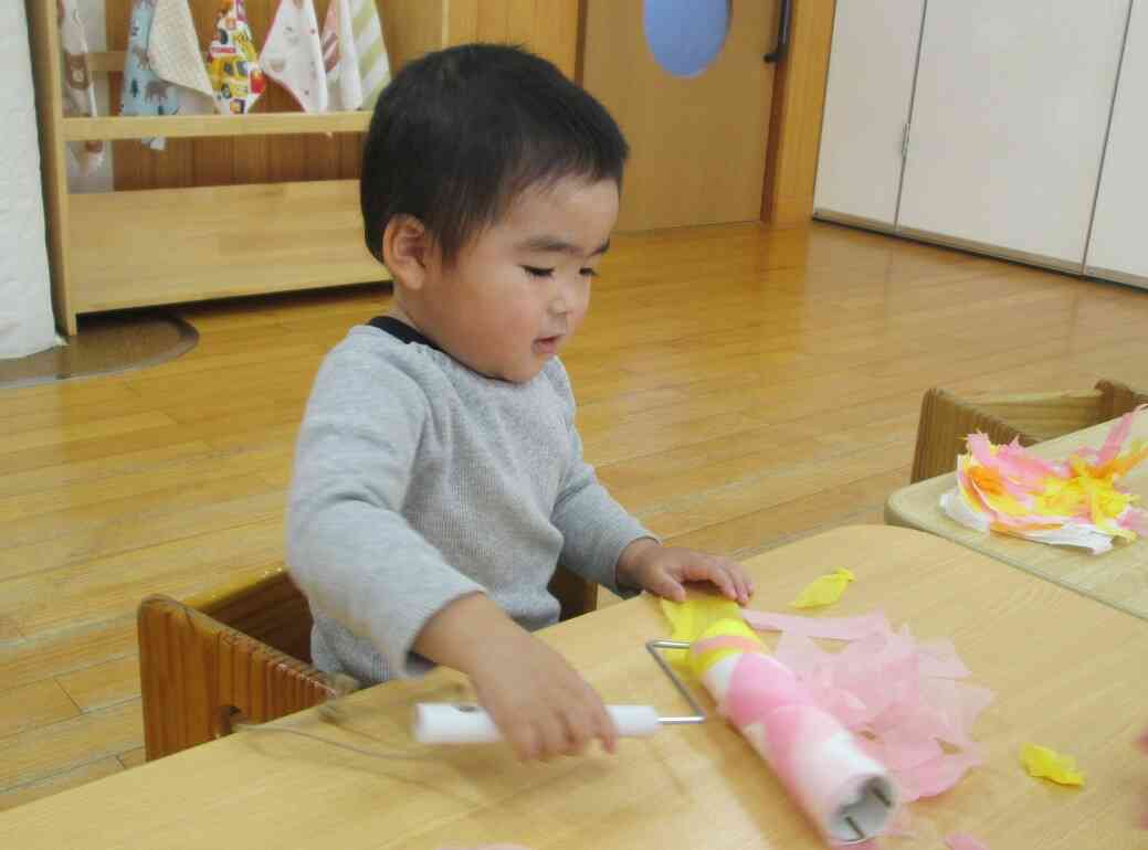 ビリビリしたあとはコロコロにくっつけていきます。楽しいなぁ。