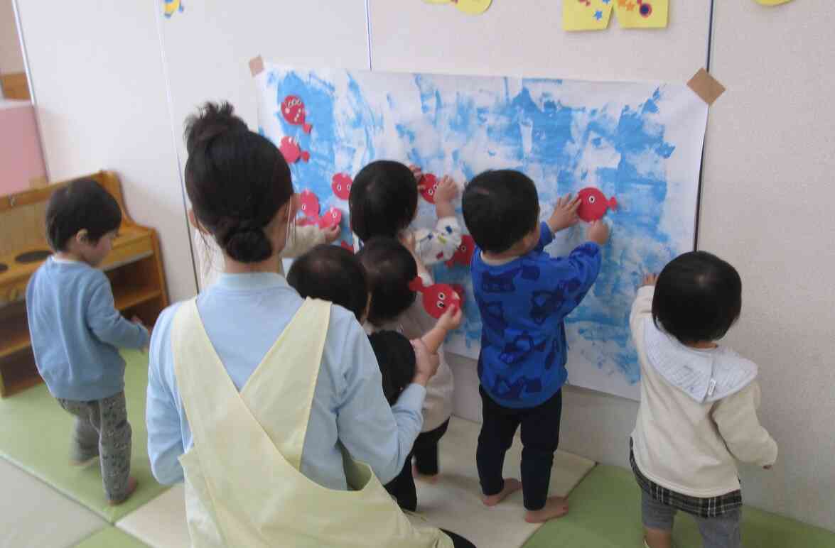 みつけたきんぎょを水槽に入れたよ。表情豊かなきんぎょたちがたくさん集まりましたよ。