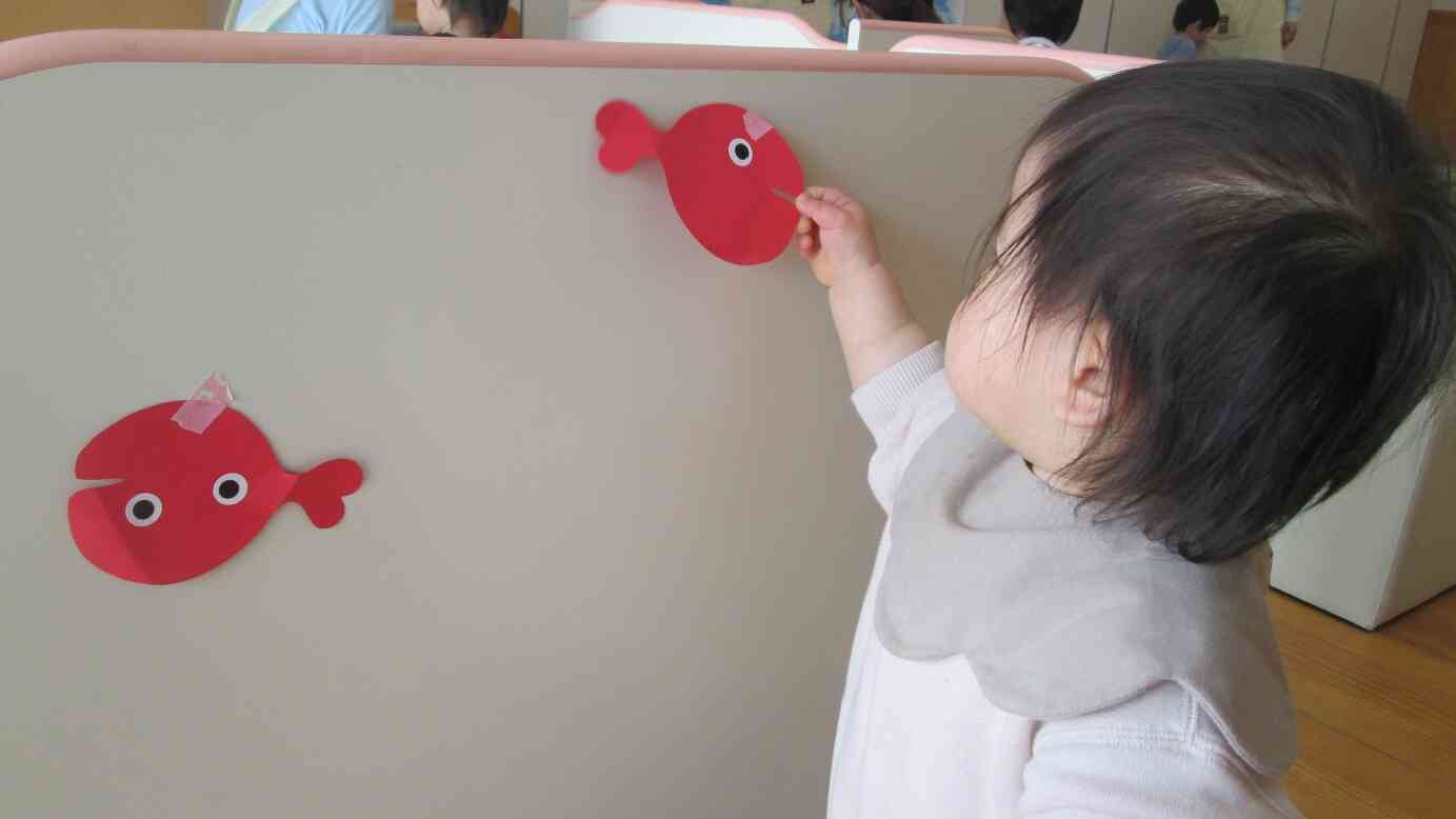 出来上がったきんぎょを先生たちがお部屋に放したよ。さぁ、探しにいこう！