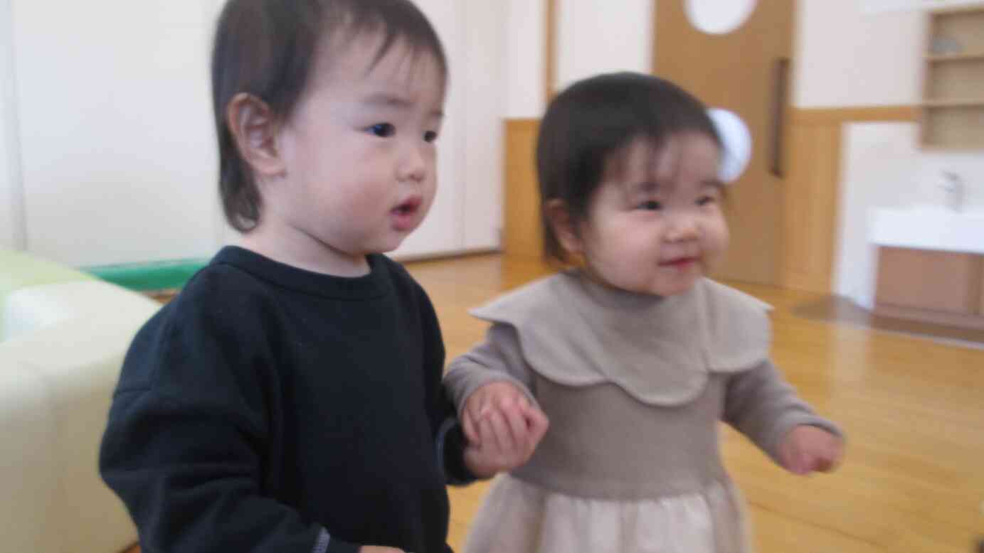 お友だちに「手をつなごう！」と誘っていました。このかわいい光景をカメラにおさめようと急いだ結果カメラのピントが…でも本当にかわいかったです！