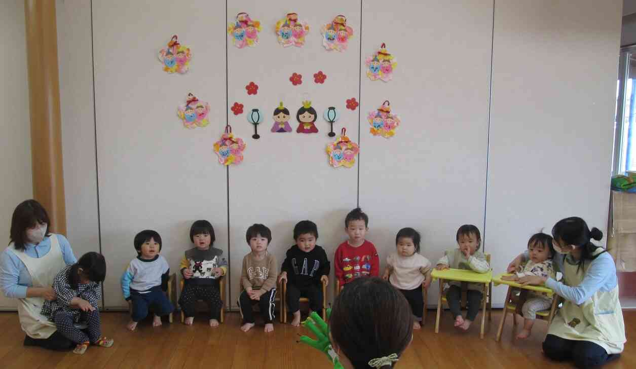 みんながつくったおひなさなの前で記念撮影です！