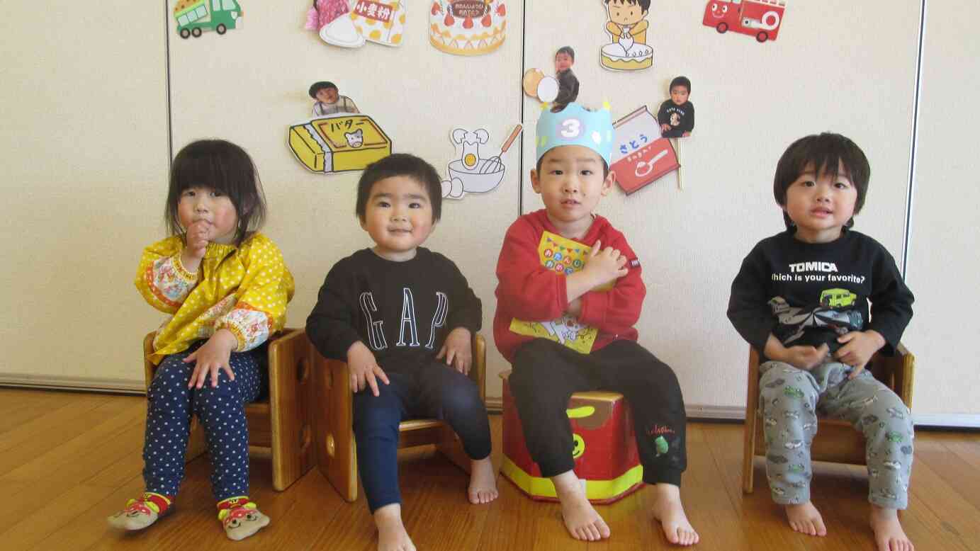 お友だちに冠をかぶらせてもらって