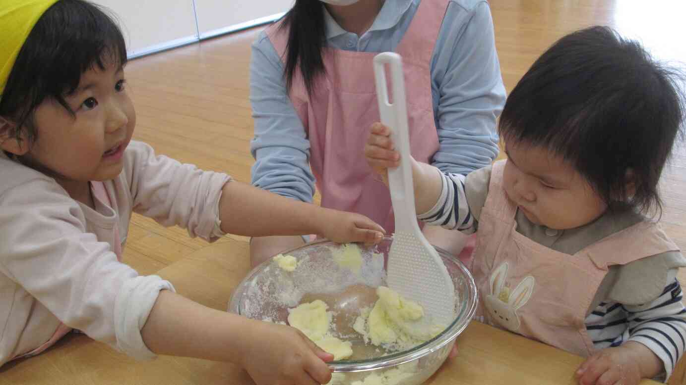 大きいお友だちに教えてもらいながら混ぜ混ぜ～～♪