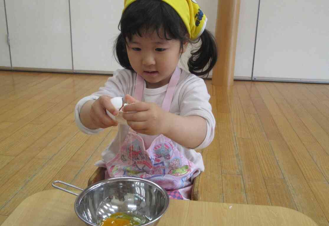 たまごを割るのは私に任せて！上手でしょ？