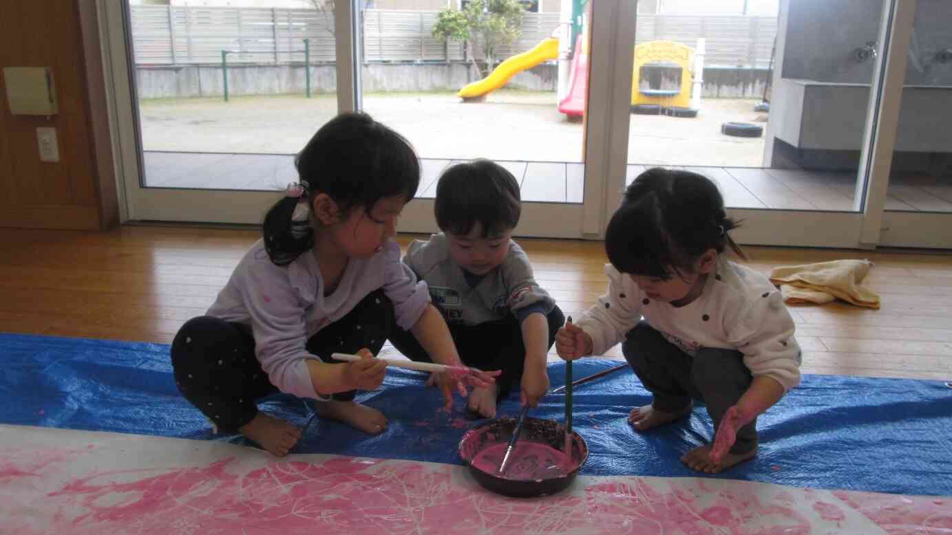 最後は手の平や足にも絵の具をつけて全身でダイナミックに楽しみました！実はそのあとの温水シャワーも楽しかったのは内緒です！