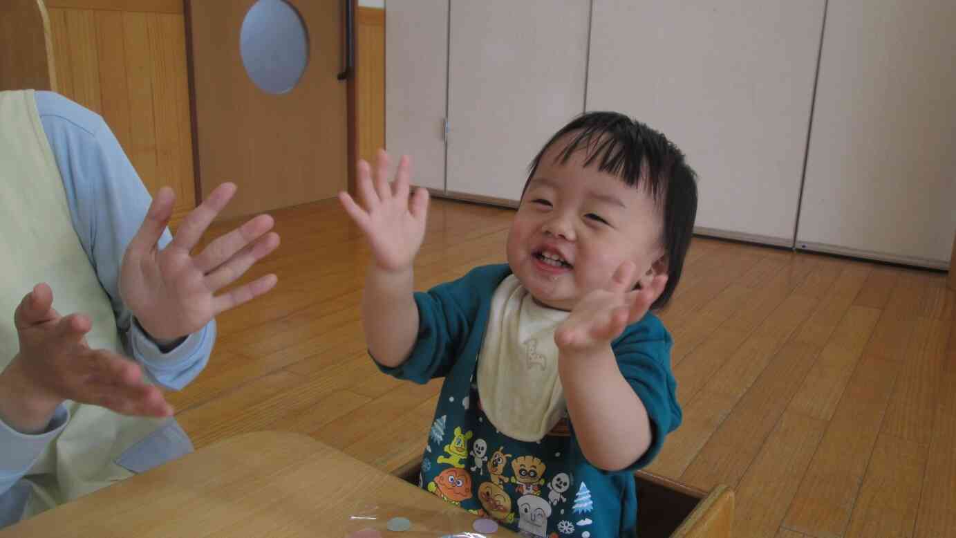 上手にできるとパチパチパチ～の拍手と笑顔がかわいいですね！