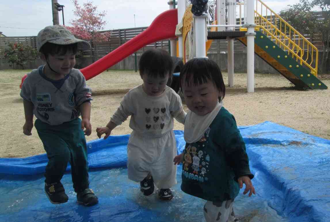 雨上がりのお砂場シートの上の水たまりをみつけて思わずぴちゃぴちゃ！