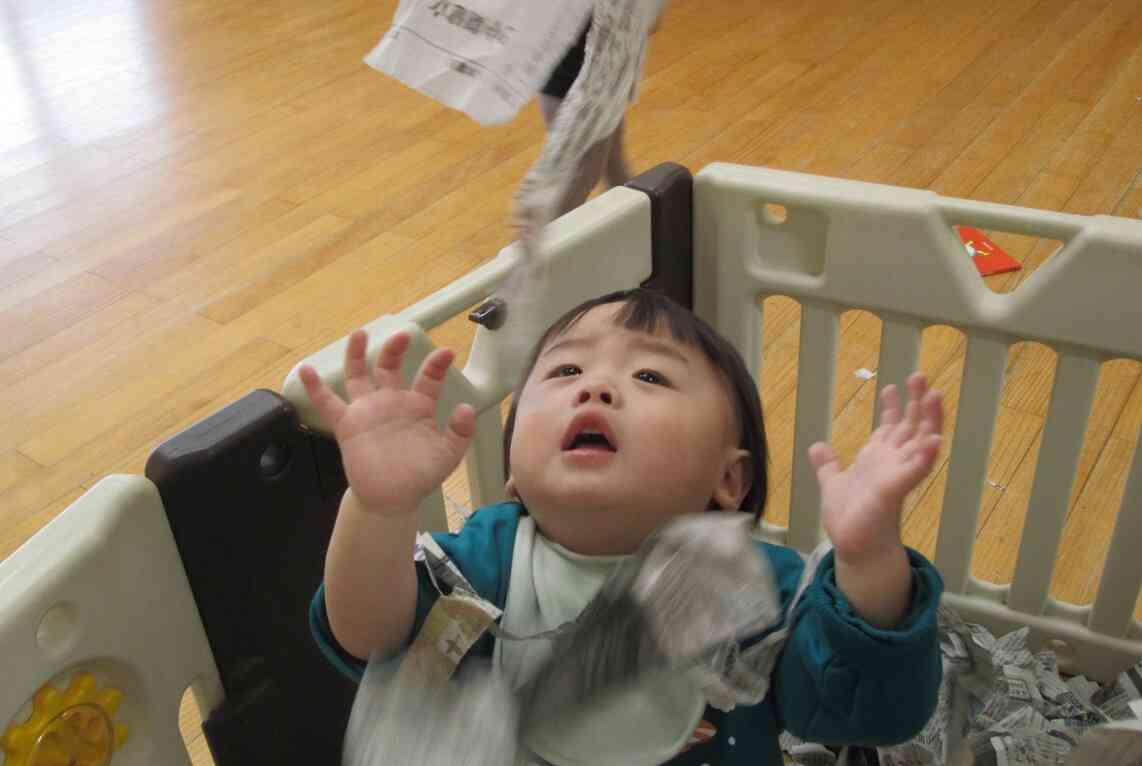 上から降ってくる新聞の雨をキャッチできるかな～
