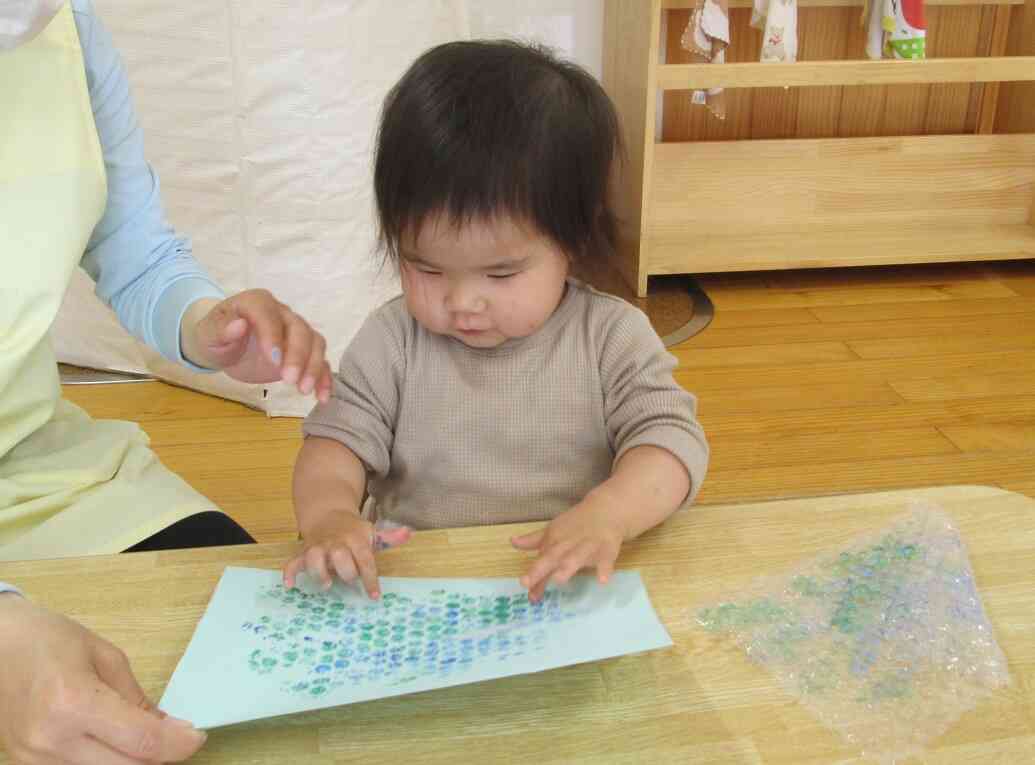 はがすと画用紙についた不思議な模様に思わず指でさわってみるIちゃんです。