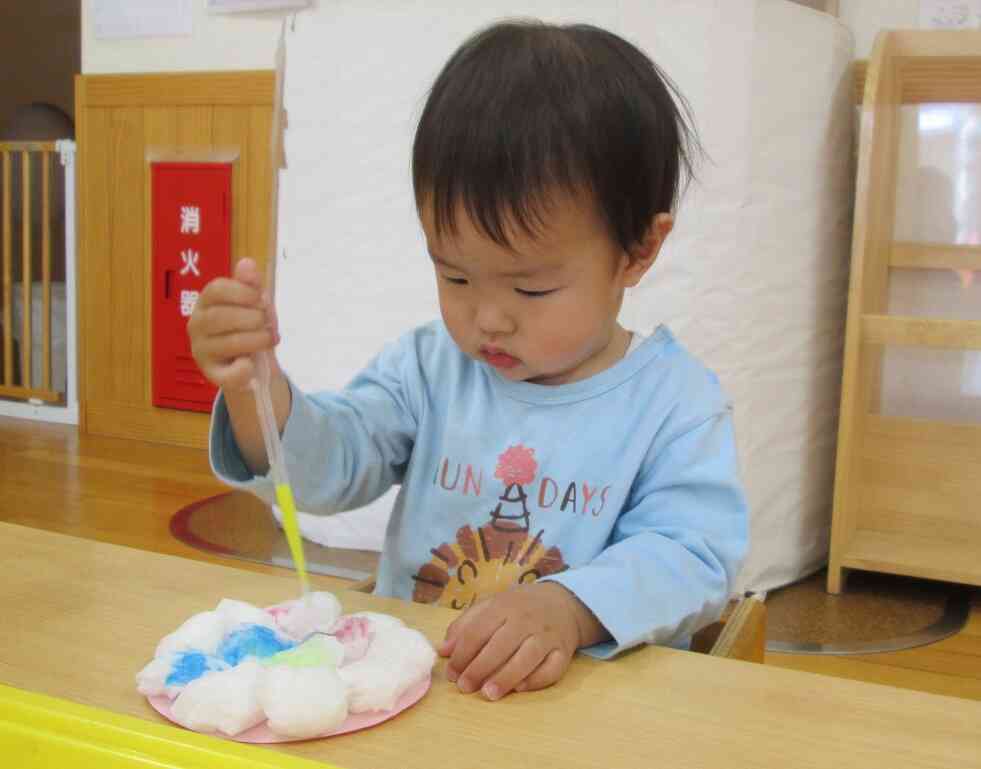 真剣な表情のHくん、素敵なかたつむりができそうだね。