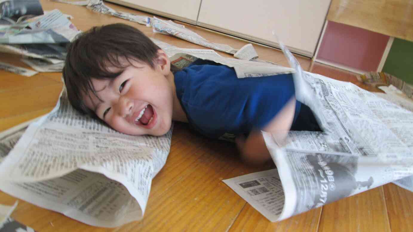 2日かけての新聞紙遊び