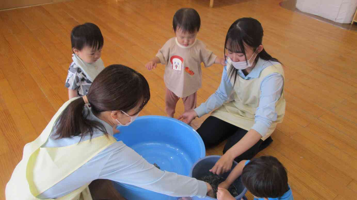 みてみて！これが昨日みんなが遊んだ新聞紙だよ
