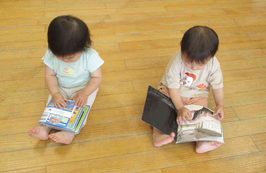 お気に入りの絵本をみつけて静かに読書タイムです