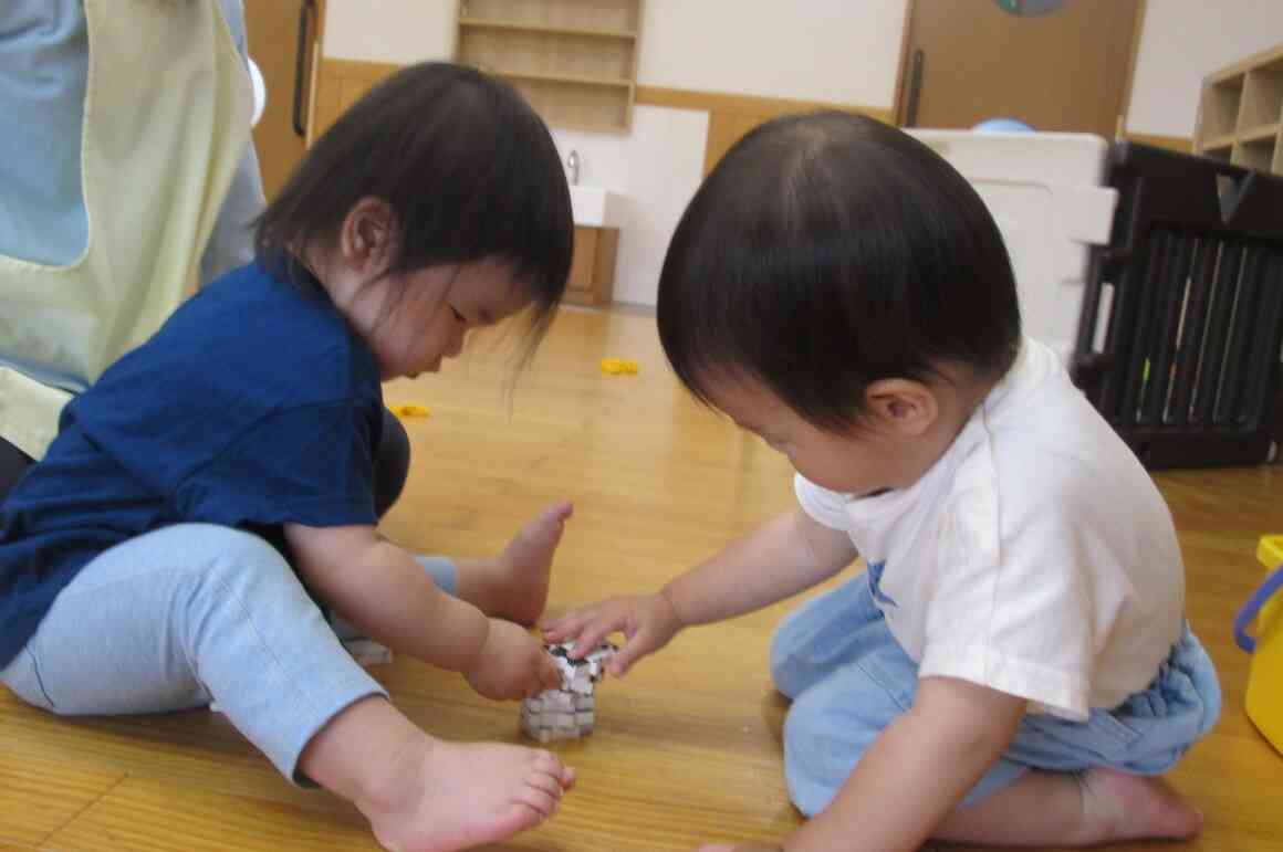 2人でなかよくドミノを積み上げたり…お友だちとの関わることでお互いに刺激をもらいながらいろんなことを経験できたらと思っています。