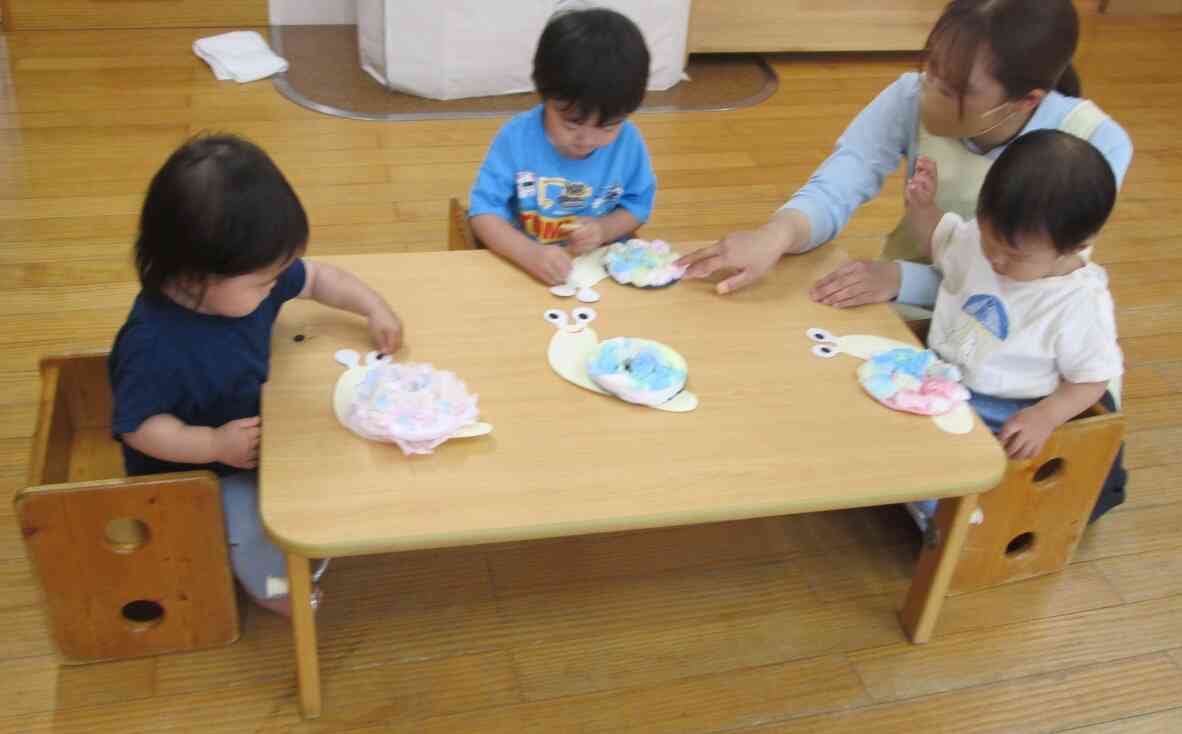 仕上げに目を貼りました。見本をみながらみんな上手に貼れましたよ。
