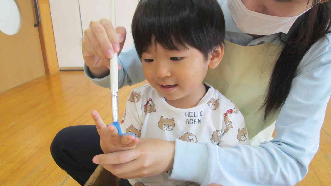 つぎは絵の具を手の平にぬりぬり～