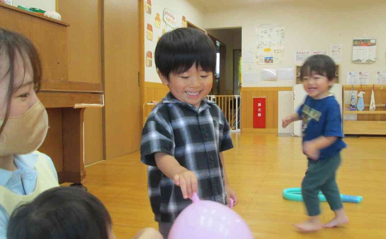 手を離すと飛んでいくことがわかっておもしろくて楽しくて…何度も繰り返すKくんです。