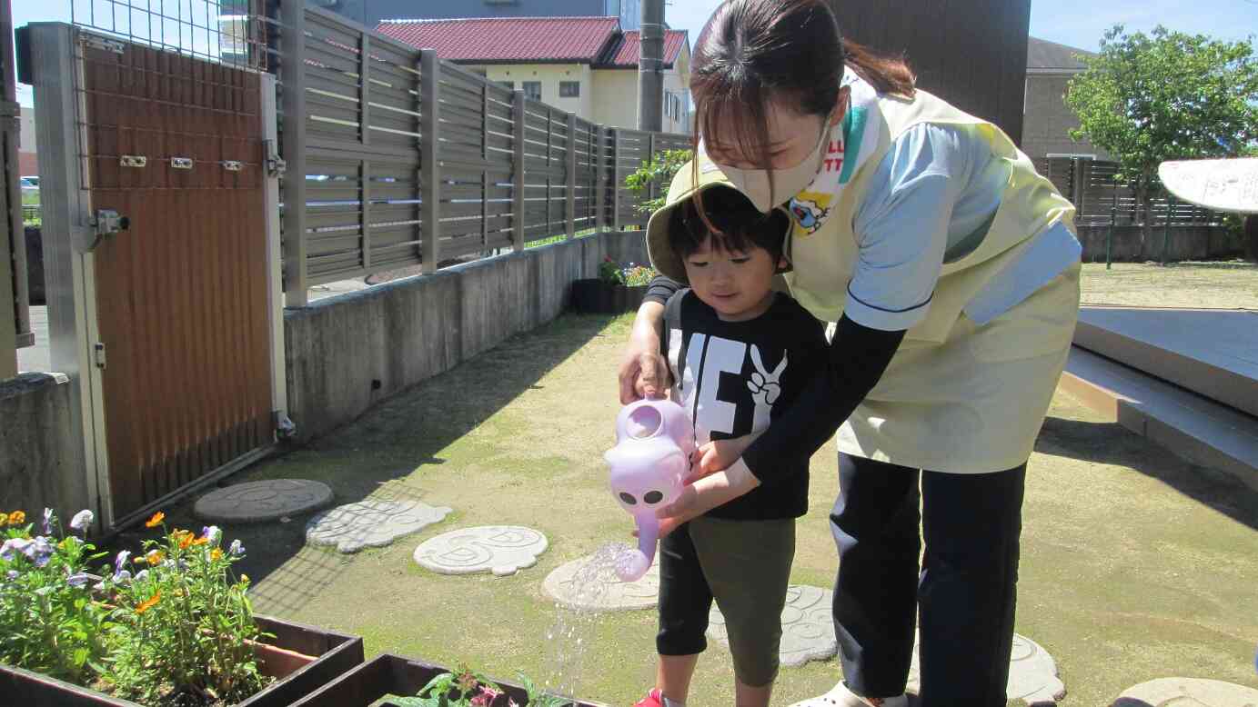そしてぼくはたっぷりお水をあげたよ！きれいなお花を咲かせてね！
