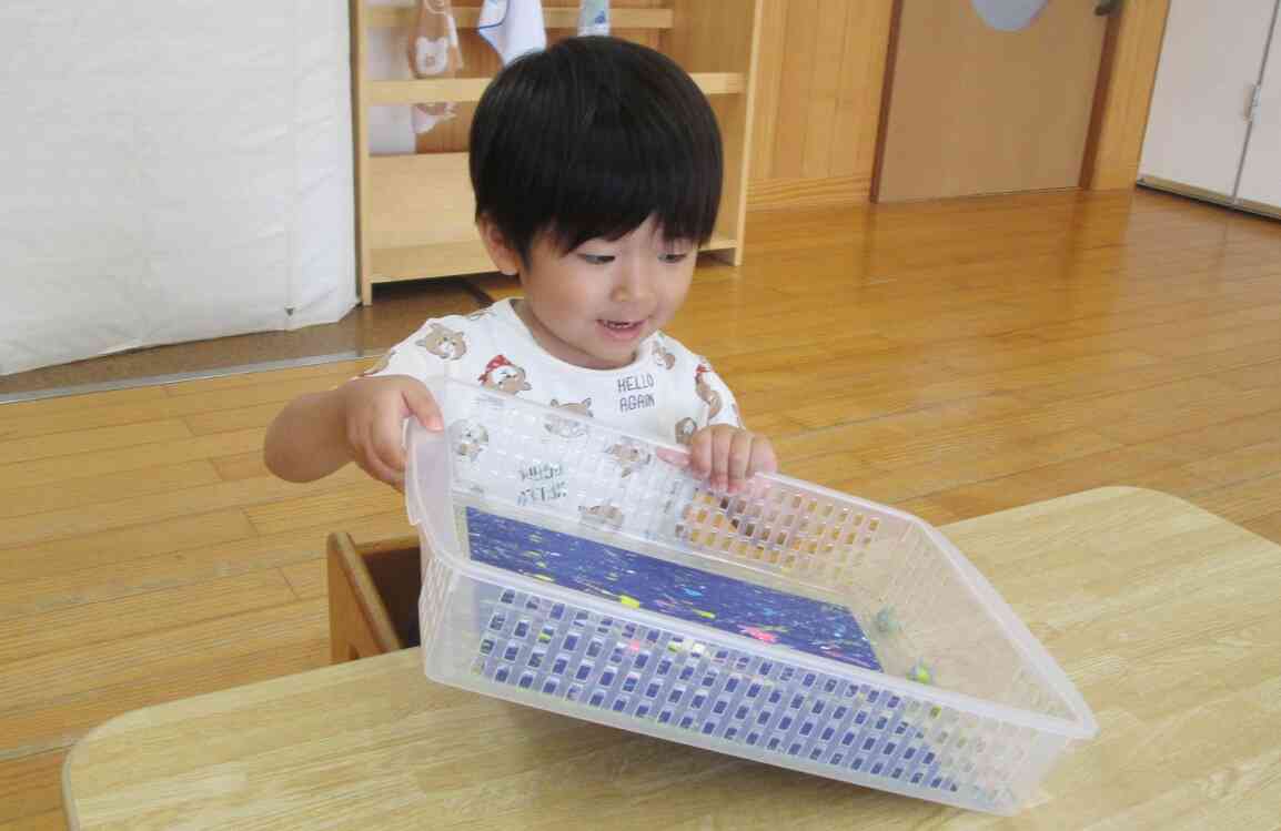 箱の傾け方や