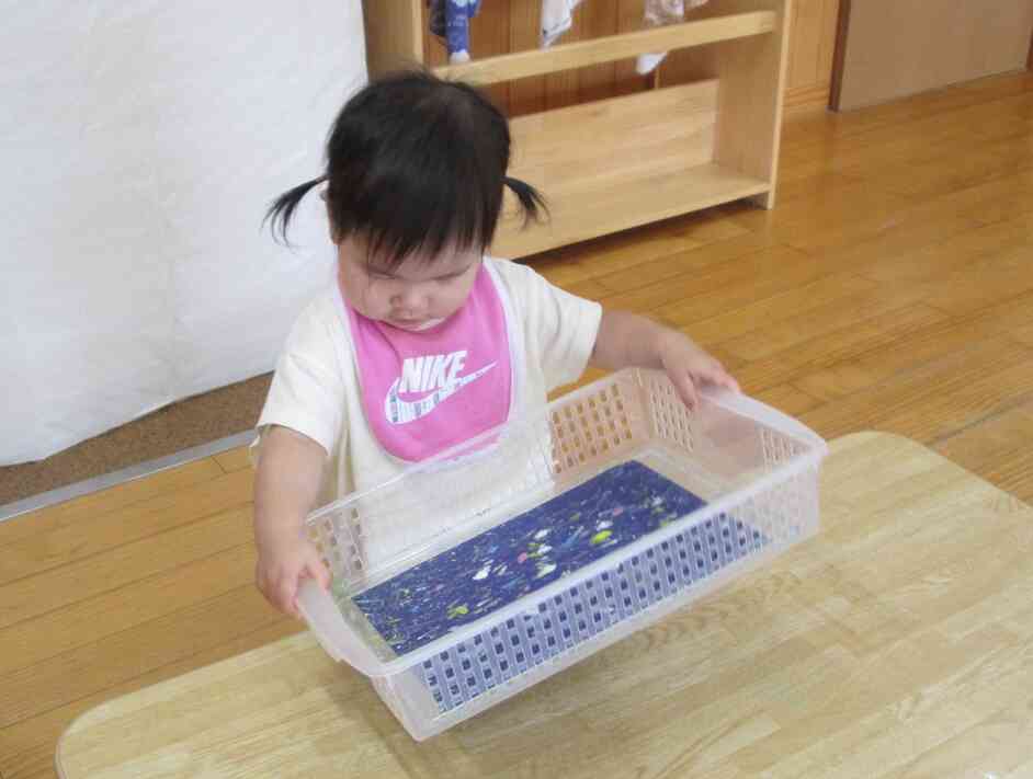 ビー玉の動きを興味津々にみています。