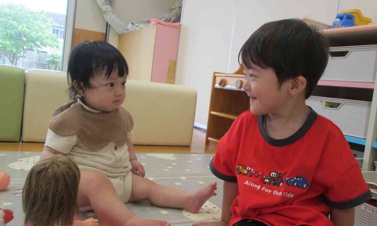 見つめ合ったり