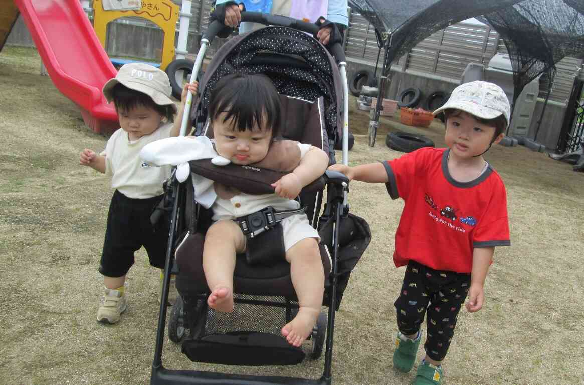 ベビーカーを押してあげるね！
