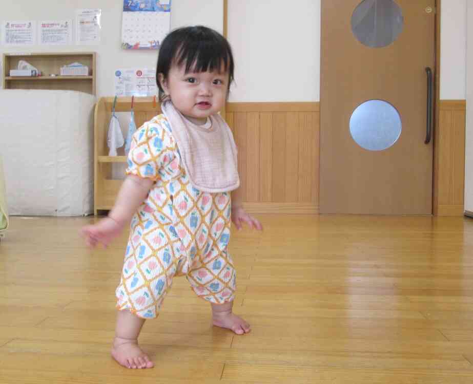 みて～！ひとりで立っちできたよ！こんなに長い時間立てるのをはじめてみせてくれました！