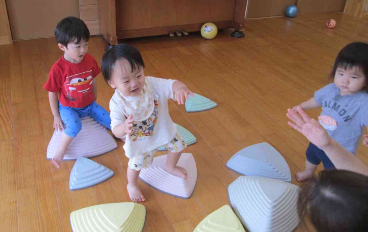 おっとっと！バランスストーンも大好きです。雨降りの日でもしっかり体を動かしてしっかりお昼寝ができていますよ。