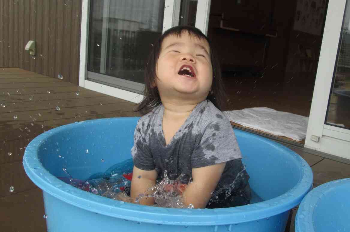 水あそび、楽しいね！①