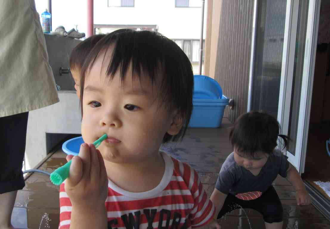 ぼくは練習中だよ！子どもたちは水あそびを通していろいろな発見をしています。
