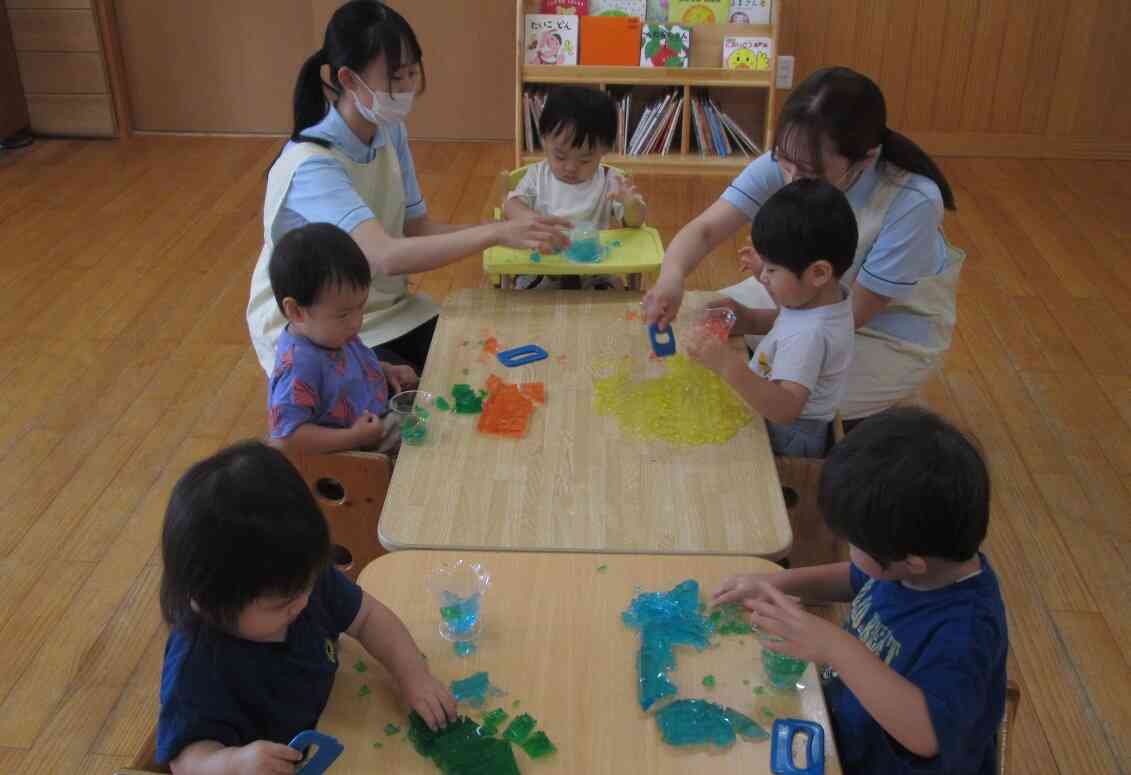 寒天あそびをしたよ！プルプルで気持ちよかったね！