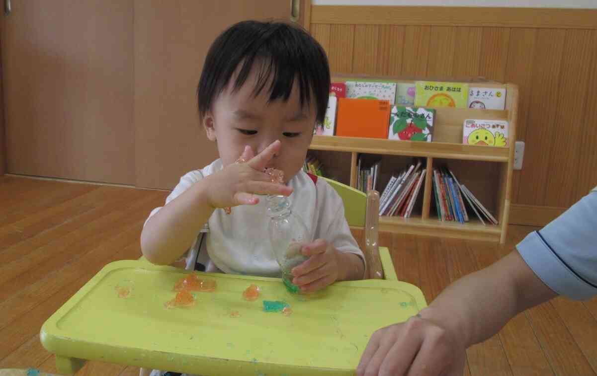ぼくも大きいお友だちのようにボトルにいれてみるよ！寒天をにぎったりつぶしたりすることで手先の動きもスムーズになってきました。これからもいろんな素材で感触遊びをしてみたいと思います。