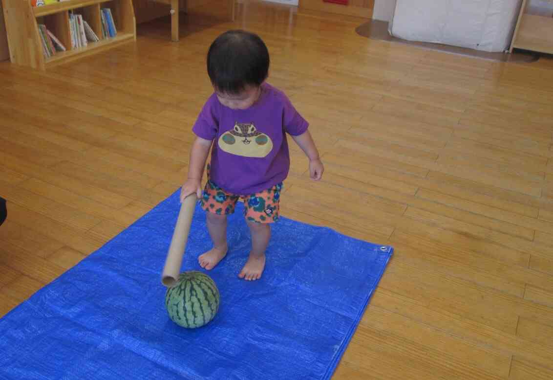 ぼくもポンポンしてみたけどなかなか割るのは難しいなぁ・・・