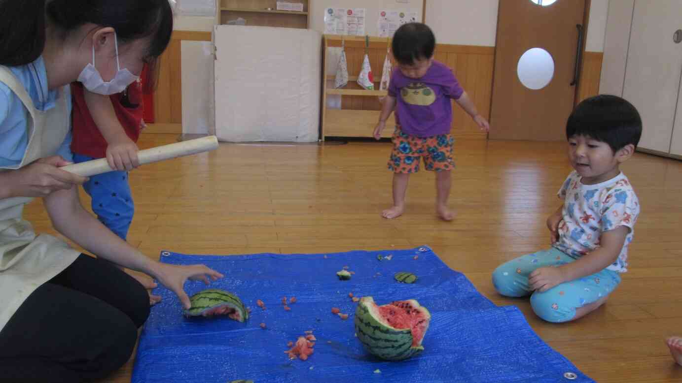 何度も挑戦してやっと割れました。赤い実がでてきたね。