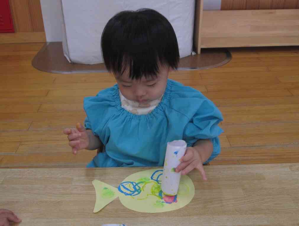 自分でポンポン！色がつくのが楽しくて夢中です。